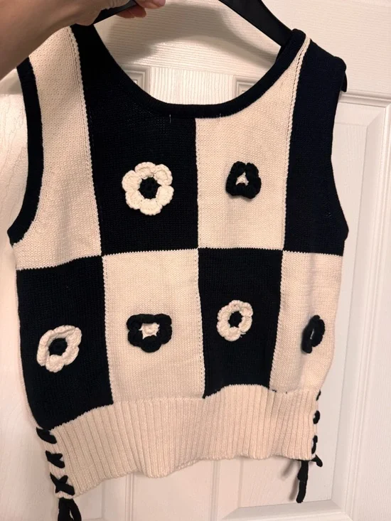 NWT- INDUSTRY Black & Cream Checker Knit Crop Tank with Rosette Accents - Picture 4 of 5
